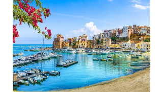 Sicily xinh đẹp với ánh nắng nhẹ nhàng, hoa nở khắp nơi và sóng nhè nhẹ vỗ bờ biển ấm áp